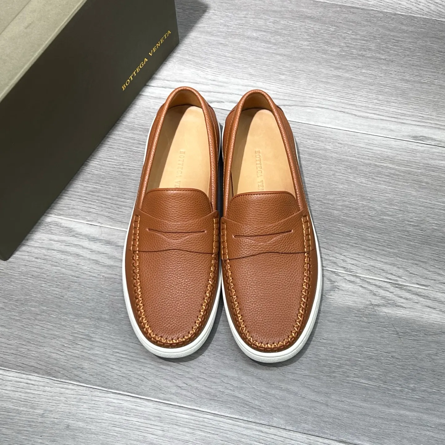 Ex-factory price 480 BV〰️Purely handmade classic men's beanie shoes👉👉driving shoes, slip-on shoes, made of Italian imported cowhide, 💕water-dyed cowhide lining, 🔊original outsole, waterproof platform design, comfortable for the feet. A good choice for traveling and driving, three colors available, code number: 38-44, (45 can be customized)